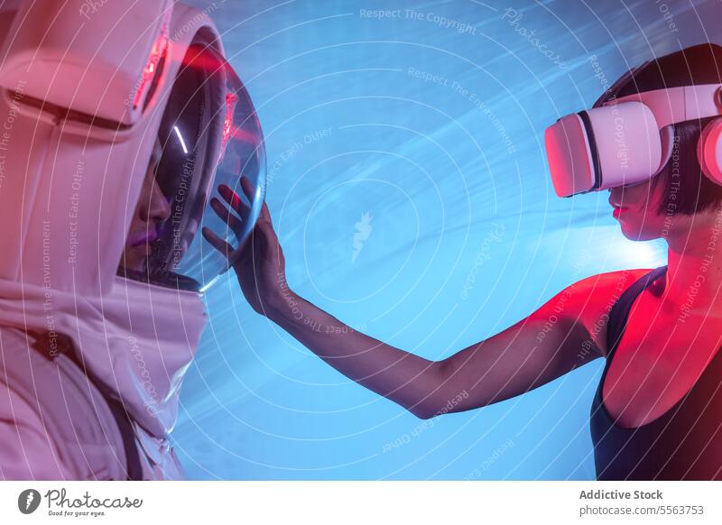 Anonymer Astronaut im Raumanzug und Frau mit VR-Brille vr-brille Kosmonaut Raumfahrer erkunden Raumfahrerin Kopfhörer Missionsstation Spezialist Astronomie