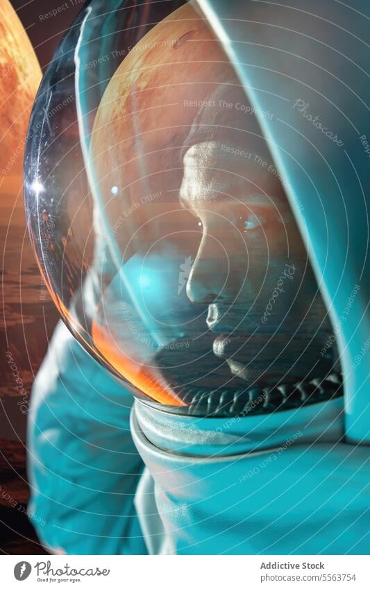 Männlicher ethnischer Astronaut im Raumanzug schaut durch Glas Schutzhelm Kosmonaut erkunden Galaxie Missionsstation Spezialist Astronomie Planet Projekt Mann
