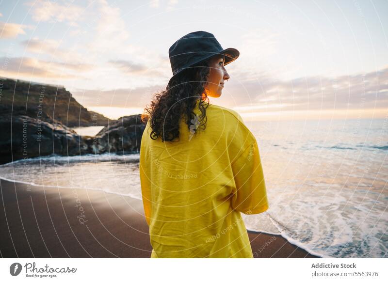 Nachdenkliche Frau am Strand MEER besinnlich Meeresufer Windstille Küste Ufer Sand winken Natur Wasser Teneriffa Kanarische Inseln Seeküste ruhen jung Spanien