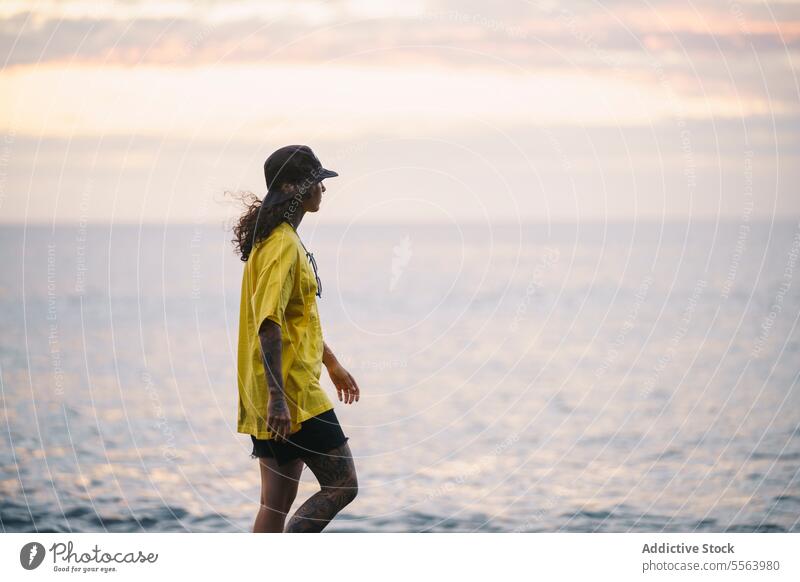Nachdenkliche Frau am Strand MEER besinnlich Meeresufer nachdenklich Windstille Küste Ufer Sand winken Natur Wasser Teneriffa Kanarische Inseln Seeküste ruhen