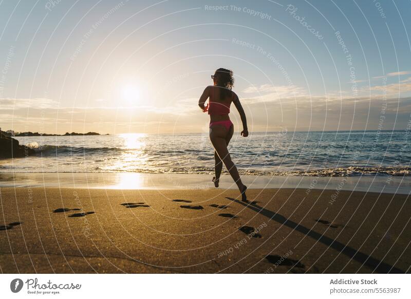 Glückliche Frau läuft am Sandstrand laufen heiter MEER Seeküste Strand Barfuß Sommer sorgenfrei Urlaub Bikini Lächeln Natur Sonne Wasser positiv genießen Freude