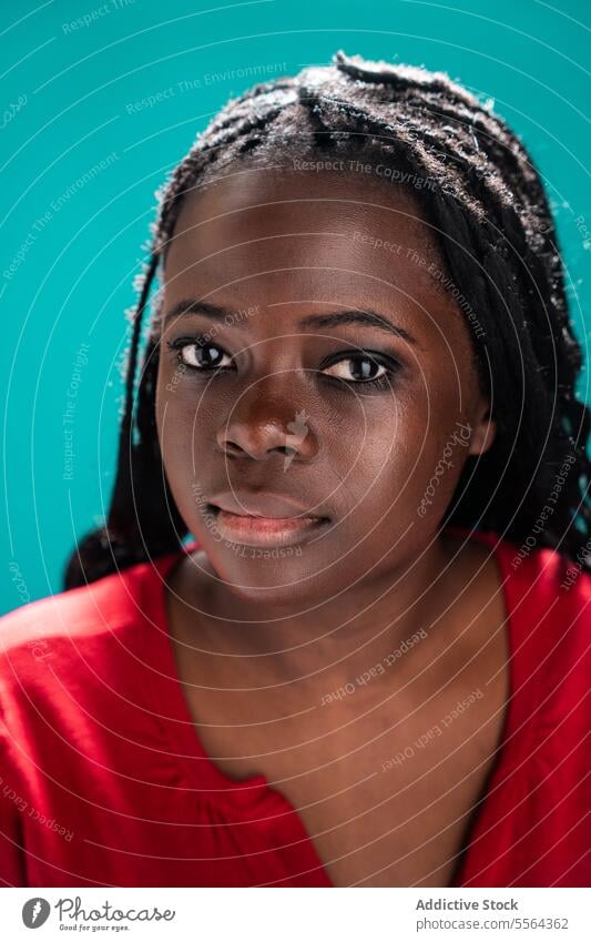 Detaillierte Augen einer afrikanischen Frau Afrikanisch Nahaufnahme geflochten Behaarung türkis Hintergrund Schönheit Haut Detailaufnahme Emotion Ausdruck