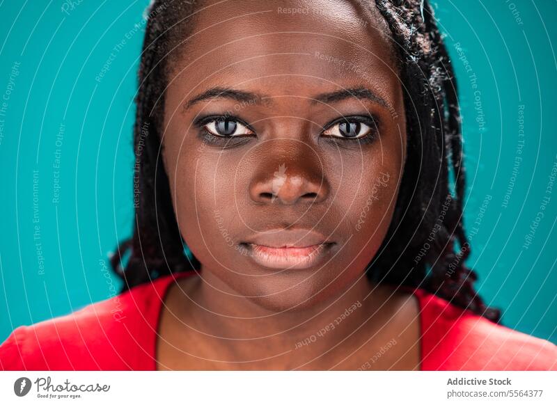 Afrikanische Frau Nahaufnahme Porträt Gesicht Detailaufnahme Funktion Auge Haut Textur Hintergrund türkis Schönheit Ausdruck Emotion Aussehen Starrer Blick
