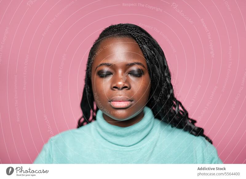 Porträt einer afrikanischen Frau mit geschlossenen Augen Afrikanisch rosa Hintergrund Gelassenheit Make-up Gesicht Schönheit Eleganz Stil Mode Haut glühen