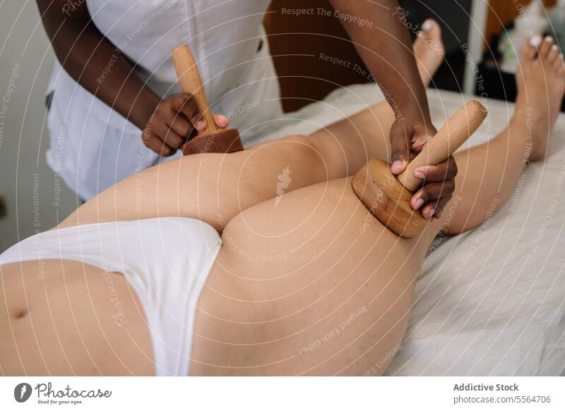Crop-Masseur massiert das Bein einer Patientin Massage hölzern Frau geduldig Verfahren Physiotherapie Therapie Leckerbissen Wellness professionell
