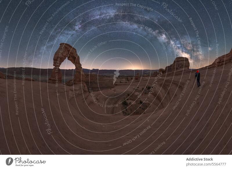 Unbekannter Reisender auf felsigem Gelände unter Sternenhimmel Tourist sternenklar Nacht Felsen erkunden Natur Stein Astronomie Himmel Abenteuer Ausflug reisen