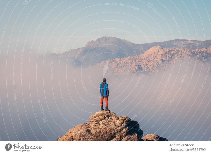 Silhouette eines Mannes auf dem Gipfel eines Berges Berge u. Gebirge Freiheit Abenteuer Erfolg männlich Person Lifestyle Landschaft Reise hoch Hügel Klettern