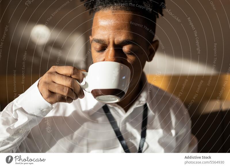 Crop Headshot eines schwarzen Mannes, der ein Heißgetränk trinkt Kreditkarte Kaffee Tasse Café Getränk besinnlich Porträt Windstille Afroamerikaner männlich