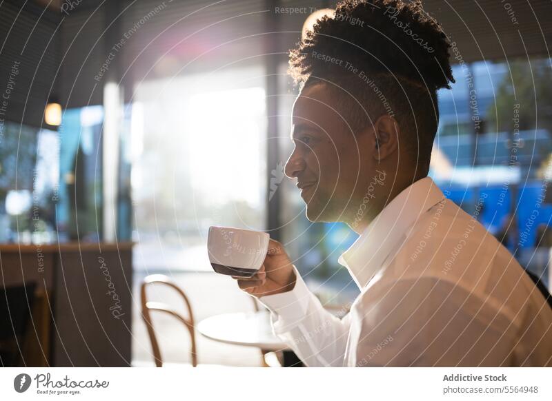 Kopfbild eines schwarzen Mannes, der ein Heißgetränk trinkt Kreditkarte Lächeln Kaffee Tasse Café Getränk besinnlich Glück Porträt Windstille Afroamerikaner