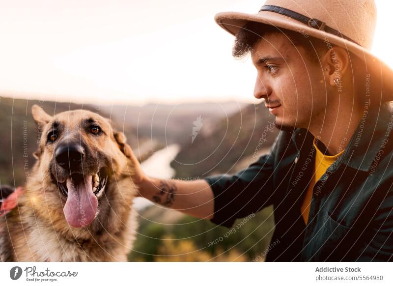 Hund mit Mann bei Sonnenuntergang in der Natur gehorsam loyal Deutscher Schäferhund Tier Besitzer männlich Inhalt See heimisch Freund Dämmerung Säugetier