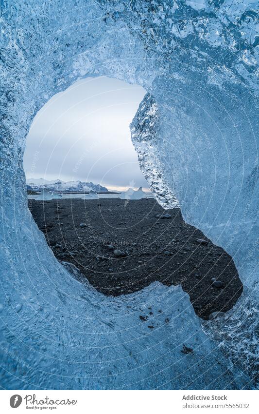 Ein Stück Eis schmilzt am schwarzen Strand Frost zerlaufen Golfloch kalt Insel Wasser gefroren Riss Gletscher Ufer Küste MEER Wetter Island Seeküste Norden