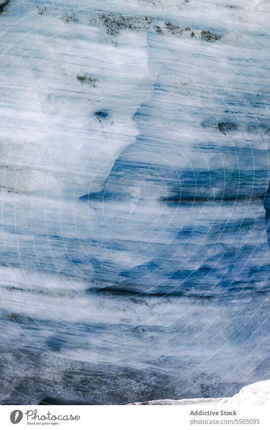 Glaziale Schichten Gletscher Eis Ebene Struktur Muster Nahaufnahme Natur Textur blau weiß kalt gefroren zerlaufen Erosion Geologie Formation Umwelt