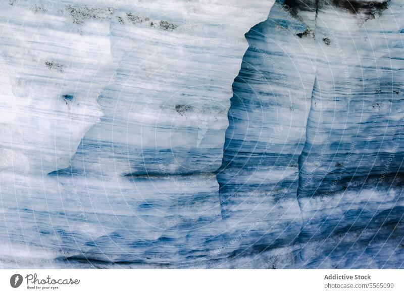 Glaziale Schichten Gletscher Eis Ebene Struktur Muster Nahaufnahme Natur Textur blau weiß kalt gefroren zerlaufen Erosion Geologie Formation Umwelt