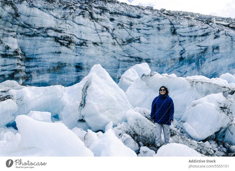 Gletscherforscher inmitten von Eisgebilden Formation Entdecker blau Jacke Muster Hintergrund Natur Landschaft Winter kalt Berge u. Gebirge Abenteuer im Freien