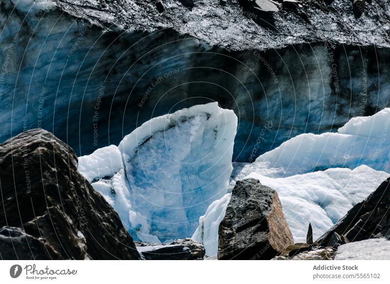 Gletscher Nahaufnahme mit Felsen Eis Formation Sonnenlicht Textur blau kalt Natur zerlaufen Umwelt Landschaft Winter verschneite Berge u. Gebirge frieren Wasser
