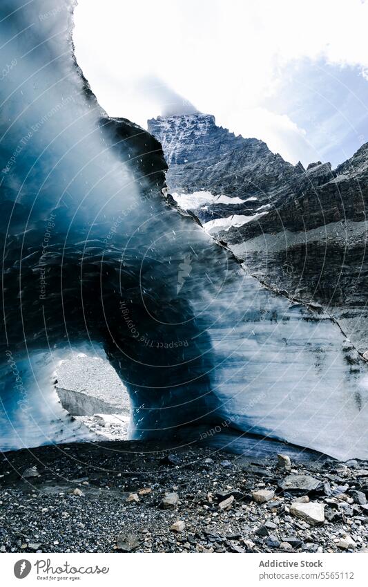 Gewölbter Gletscher in felsiger Landschaft Bogen Felsen Gelände Himmel wolkig umfassend Natur Eis blau weiß Berge u. Gebirge Umwelt Schönheit Formation Winter