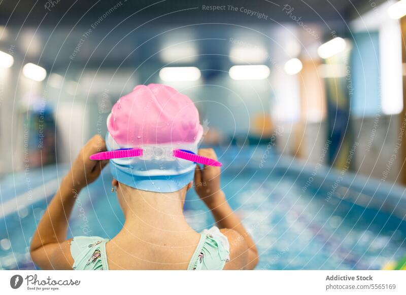 Vorschulmädchen bereit für Hallenbadbesuch Pool im Innenbereich Schwimmer Mädchen Vorschulkind Verschlussdeckel rosa Schutzbrille blau Vorfreude Wasser Training