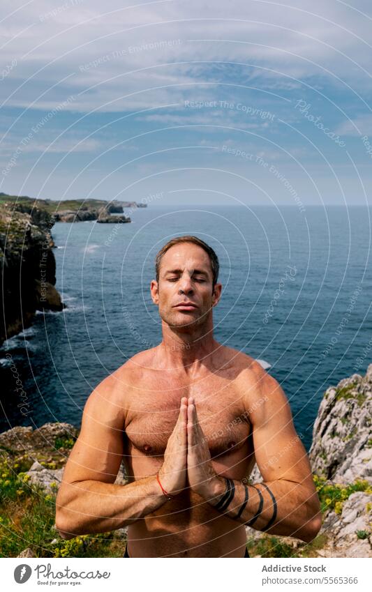Mann meditiert am Meer MEER Ruhe Gebet reif Nahaufnahme Auge zugeklappt Windstille Gelassenheit Konzentration Erholung im Freien Küste Wellness Gesundheit Natur