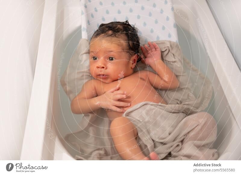 Kleines neugeborenes Baby beim Baden Waschen Wasser Kind Pflege Liebe Leben Geburt Kinderbetreuung mütterlich Mutterschaft Säugling Säuglingsalter Hygiene