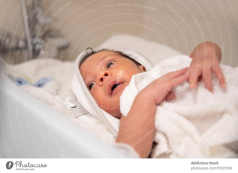 Neugeborenes Baby in ein Handtuch gewickelt neugeboren Säugling umhüllen Bett Decke ruhen unschuldig niedlich Liebe bezaubernd Schlafzimmer Komfort heimwärts