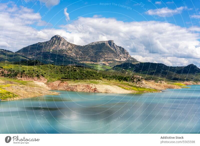 Malerische Aussicht auf ein Bergtal und einen See in Zahara de la Sierra in Spanien Berge u. Gebirge Kamm Landschaft Teich Fluss Wasser Windstille blau