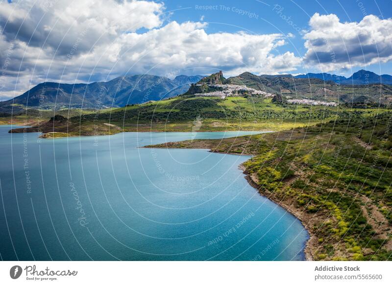 Malerischer Blick auf ein Dorf mit Bergtal und See in Zahara de la Sierra in Spanien Berge u. Gebirge Tal Ambitus Landschaft Umwelt Natur Wohnsiedlung Wasser