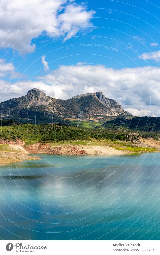 Malerische Aussicht auf ein Bergtal und einen See in Zahara de la Sierra in Spanien Berge u. Gebirge Kamm Landschaft Teich Fluss Wasser Windstille blau