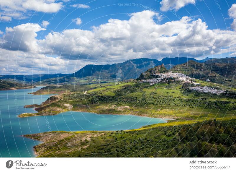 Malerischer Blick auf ein Dorf mit Bergtal und See in Zahara de la Sierra in Spanien Berge u. Gebirge Tal Ambitus Landschaft Umwelt Natur Wohnsiedlung Wasser