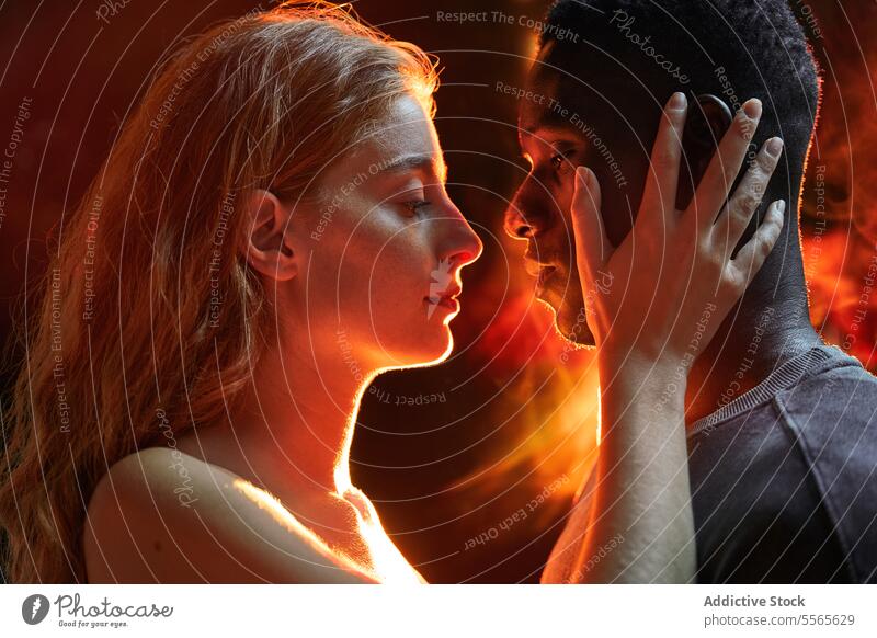 Intimer Blick eines multirassischen Paares rassenübergreifend Nahaufnahme itim Starrer Blick Auge feurig Ambiente Anschluss Liebe Emotion Leidenschaft Wärme
