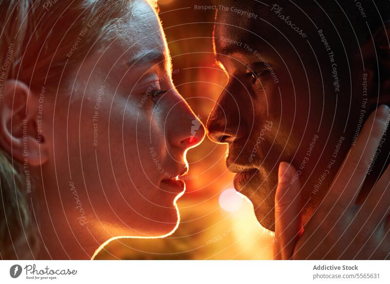 Intimer Blick eines multirassischen Paares rassenübergreifend Nahaufnahme itim Starrer Blick Auge feurig Ambiente Anschluss Liebe Emotion Leidenschaft Wärme