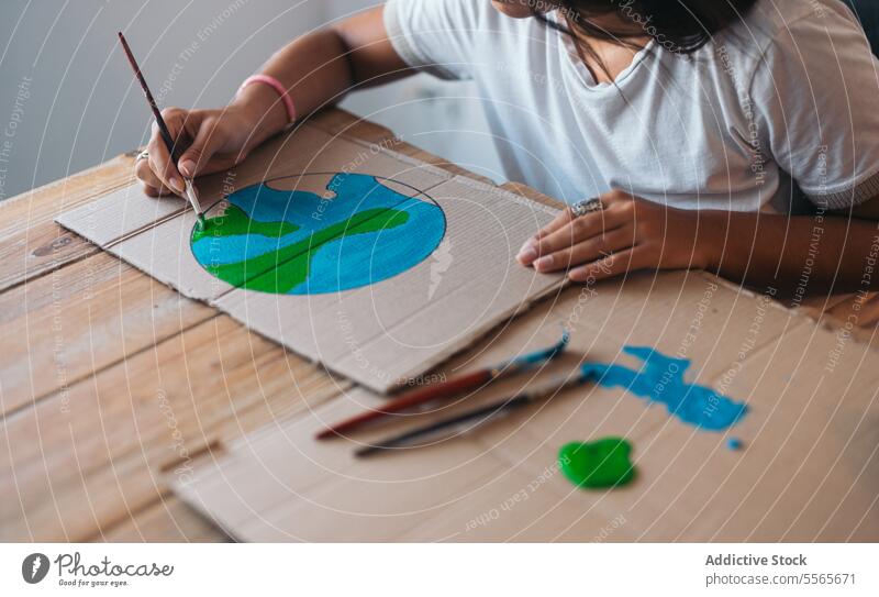 anonyme Frau malt Künstlerisches Umweltbewusstsein Hand Farbe Erde Karton Bürste Holz Tisch Kunst Hobby Projekt Nahaufnahme Kreativität Handwerk Zeichnung