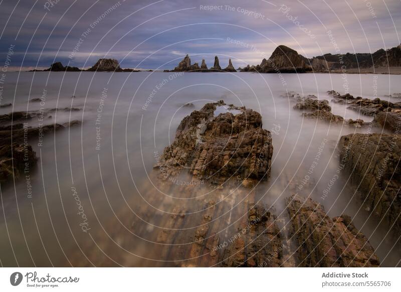 Eine Langzeitbelichtung eines Strandes mit Steinen im Wasser Landschaft MEER Küstenlinie asturiana Abenddämmerung Gelassenheit ruhig Natur Fotografie Meer