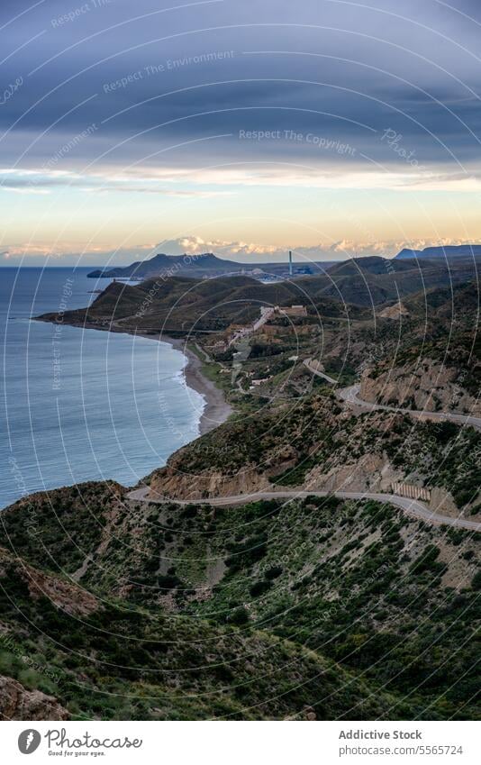 Von oben Blick auf eine kurvenreiche Straße Kurve Aussichtspunkt Küste Landschaft Spanien reisen Ausflug Weg Küstenstreifen Küstenlinie mediterran Andalusia