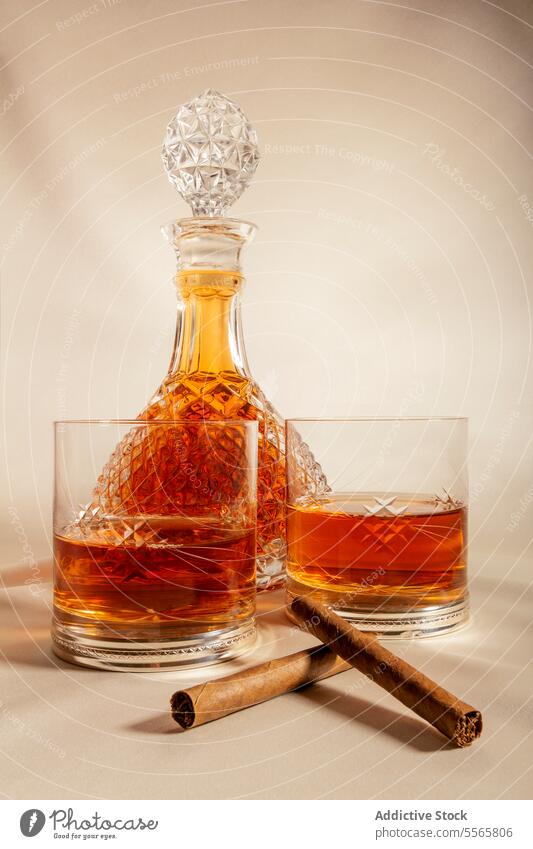 Whiskeygläser auf dem Tisch neben Karaffe und Zimt Glas Karaffen Tasse kalt trinken Alkohol Kristalle Container Getränk liquide cool Zusammensetzung Party
