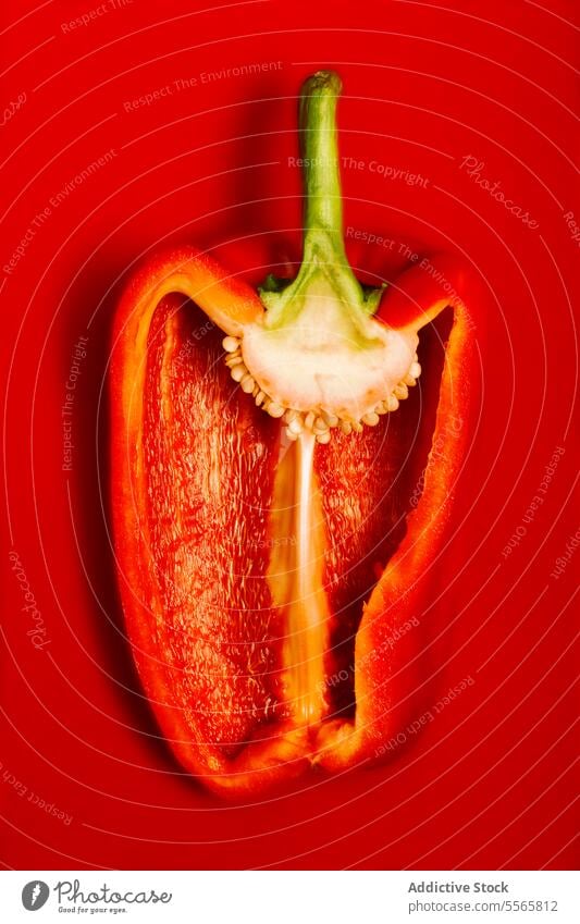 Reife glänzend geschnittene Paprika auf roter Oberfläche Gemüse aufgeschnitten Vorbereitung saisonbedingt Lebensmittel organisch Mahlzeit Küche Gesundheit