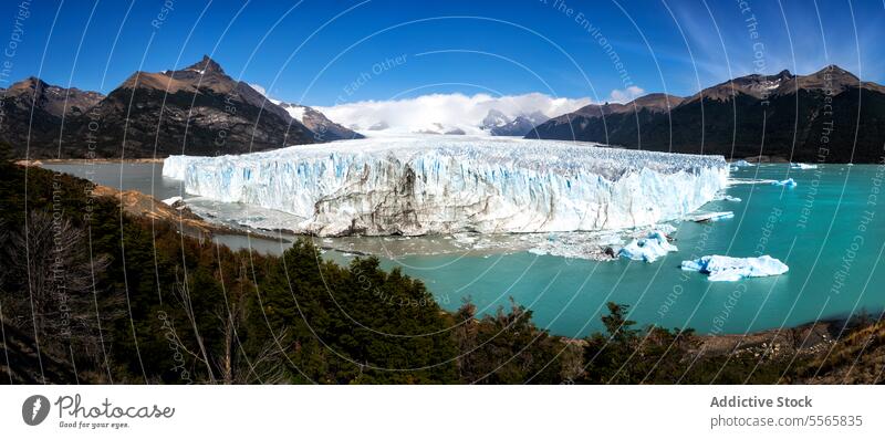Ein großer Gletscher inmitten eines von Bergen umgebenen Sees Natur Patagonien Argentinien Eis Wasser Landschaft malerisch natürlich Wildnis Abenteuer im Freien