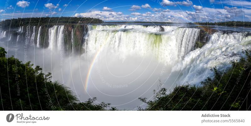 Die Iguazu-Wasserfälle mit einem Regenbogen in Argentinien Wasserfall iguazu Natur fallen reisen Landschaft Fluss amerika Park Ansicht Dschungel Süden national