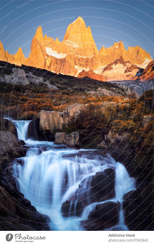 Ein Wasserfall mit einem Berg im Hintergrund Berge u. Gebirge Natur Landschaft argentinisch Patagonien Kaskade malerisch Schönheit im Freien Wildnis Abenteuer