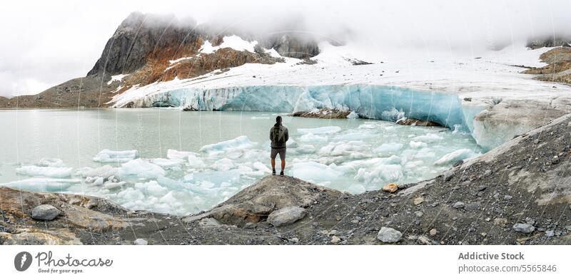 Eine Person steht auf einem Felsen vor einem Gletscher Stehen argentinisch Patagonien Abenteuer Natur im Freien Landschaft Berge wandern Erkundung Wildnis Eis