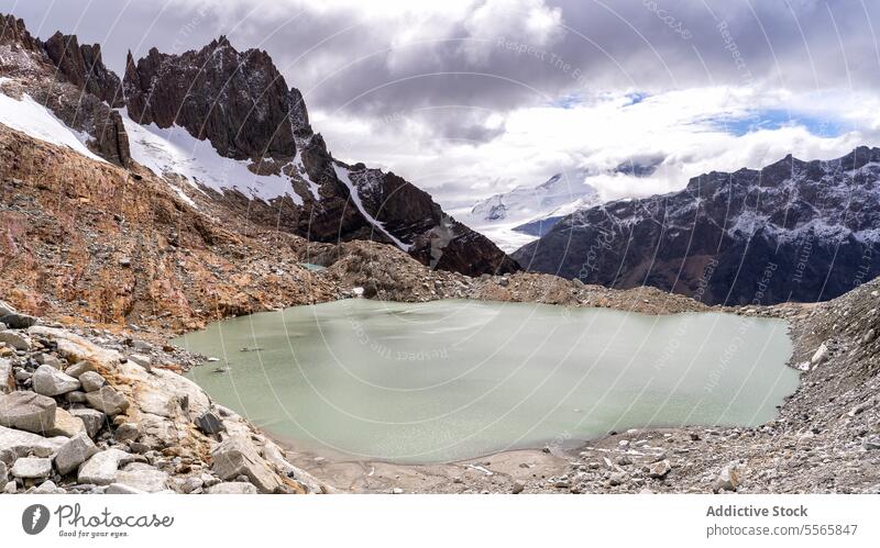 Eine Bergkette mit einem Gewässer davor Berge u. Gebirge Patagonien Argentinien Landschaft Natur Reflexion & Spiegelung Gelassenheit majestätisch im Freien