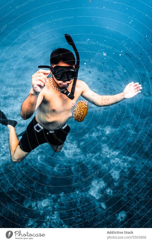 Ein Mann, der mit einer Maske im Meer schwimmt Schwimmsport Schnorchel Mundschutz unter Wasser Menorca Mittelmeer Strand klares Wasser Meereslebewesen Fisch
