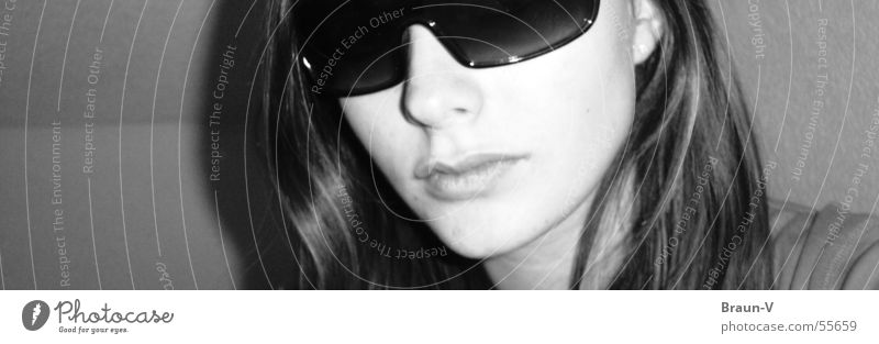 i wear my sunglasses at night ... Sonnenbrille grau schwarz weiß Lippen grey Schwarzweißfoto black Gesicht Ohr Haare & Frisuren Detailaufnahme
