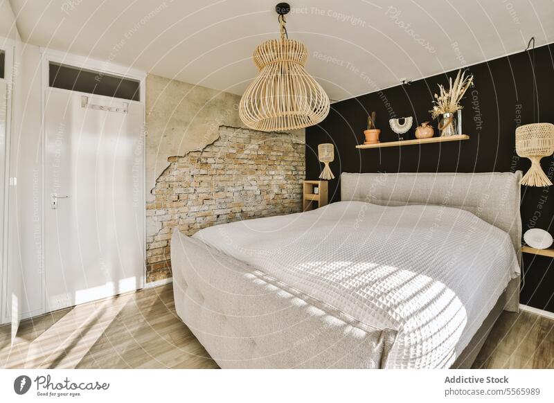 Modernes Schlafzimmer mit gemütlichem Bett und Tapeten Stil trendy modern heimwärts Gebäude Architektur Haus Innenbereich wohnbedingt verweilen Grundbesitz