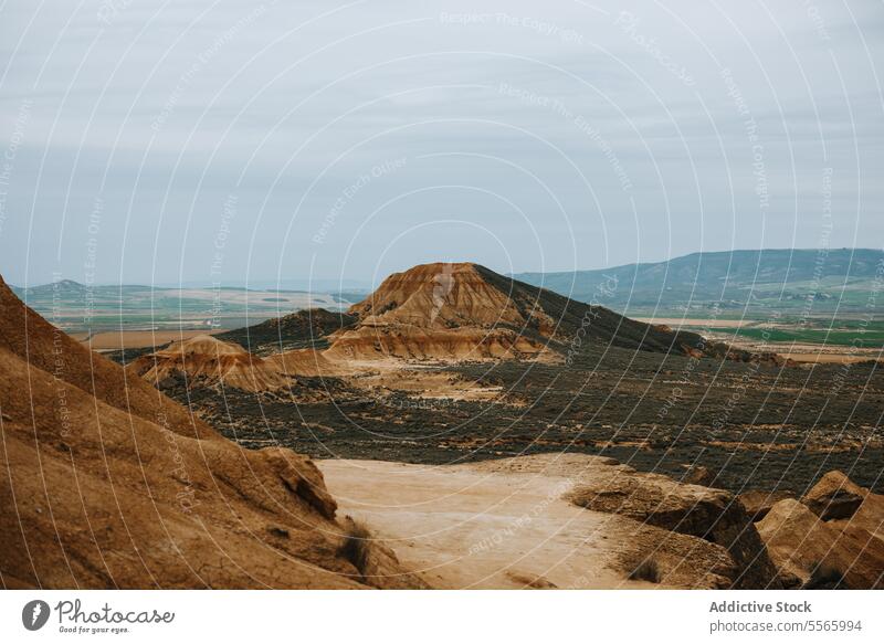 Eine große Felsformation inmitten einer Wüste wüst Gesteinsformationen bardenas reales Navarra trocken trocknen Sand Dunes Landschaft Geologie Erosion
