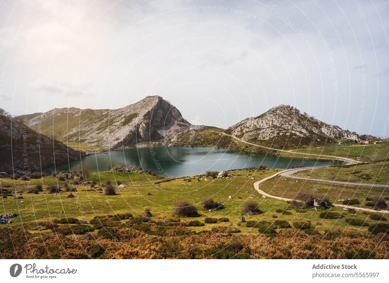 Ein großes, von Bergen umgebenes Gewässer See Wasser Natur Landschaft covadonga malerisch ruhig Reflexion & Spiegelung Wildnis im Freien Gelassenheit friedlich