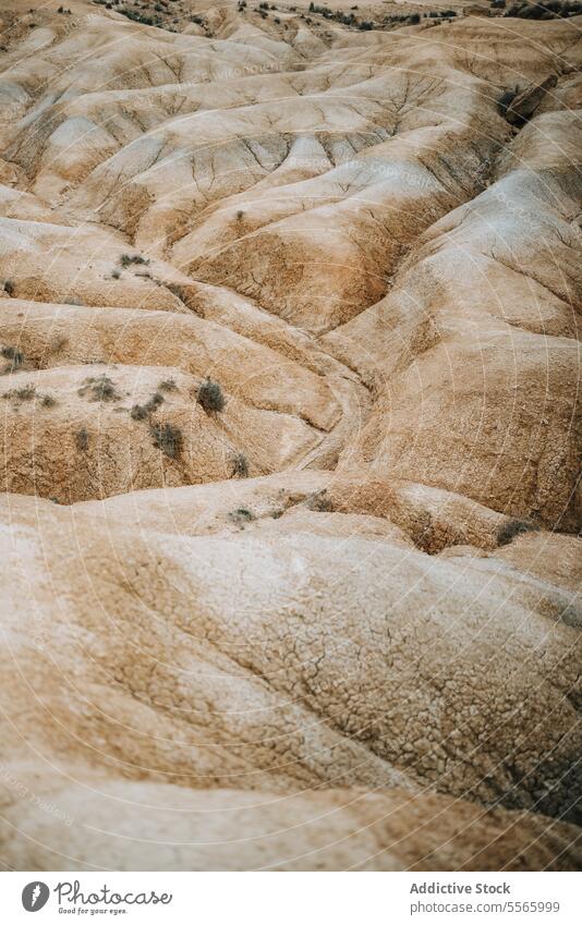 Eine große Felsformation inmitten einer Wüste wüst Gesteinsformationen bardenas reales Navarra trocken Berge u. Gebirge trocknen Sand Dunes Landschaft Geologie