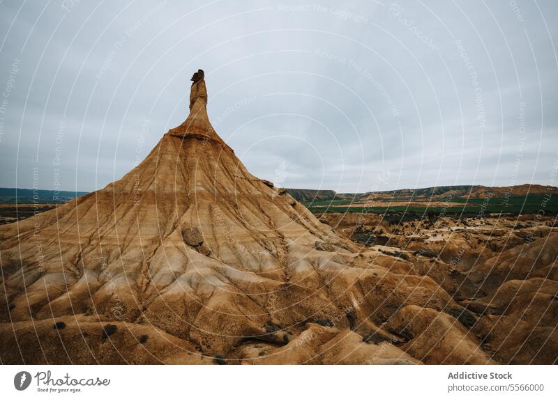 Eine große Felsformation inmitten einer Wüste wüst Gesteinsformationen bardenas reales Navarra trocken trocknen Sand Dunes Landschaft Geologie Erosion Stein