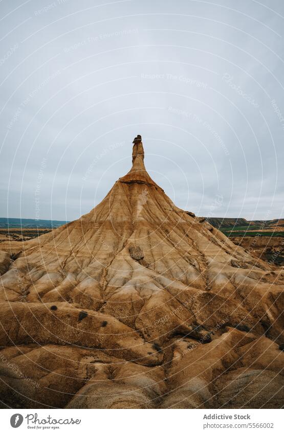 Eine große Felsformation inmitten einer Wüste wüst Gesteinsformationen bardenas reales Navarra trocken trocknen Sand Dunes Landschaft Geologie Erosion Stein