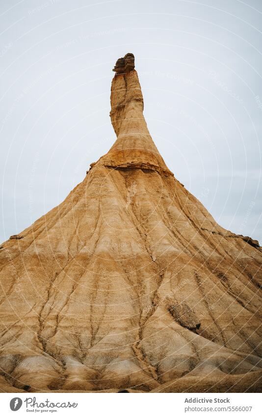 Eine große Felsformation inmitten einer Wüste wüst Gesteinsformationen bardenas reales Navarra trocken trocknen Sand Dunes Berge u. Gebirge Landschaft Geologie