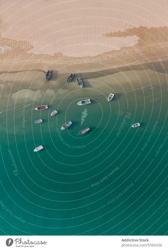 Boote treiben im Meer in Ufernähe Schwimmer Fischerboot verschiedene MEER marin nautisch Strand Sand el rompido Huelva Spanien Europa türkis Segelboot Maure